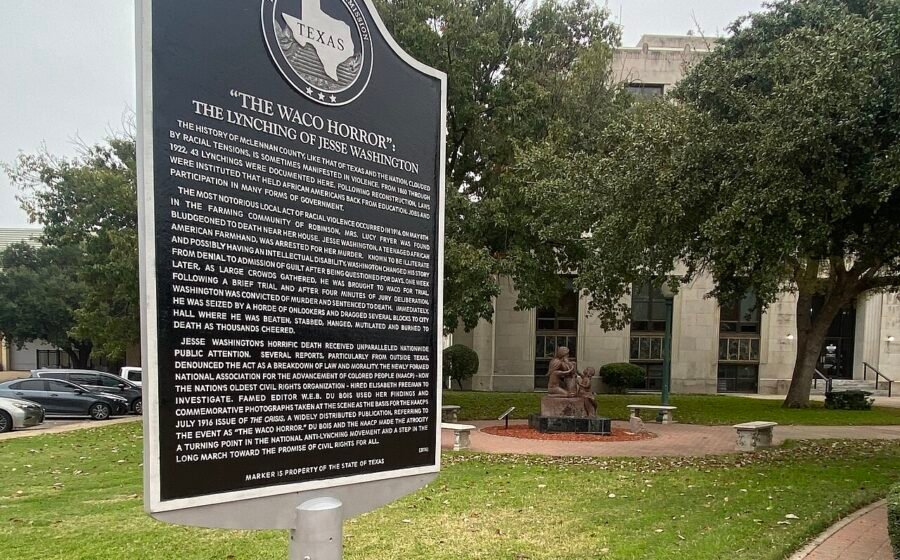 The Jesse Washington lynching historical marker standing on Waco City Hall grounds, a non-graphic commemoration of the 1916 racial terror killing; photographed by Myotus, 2023, CC BY 4.0