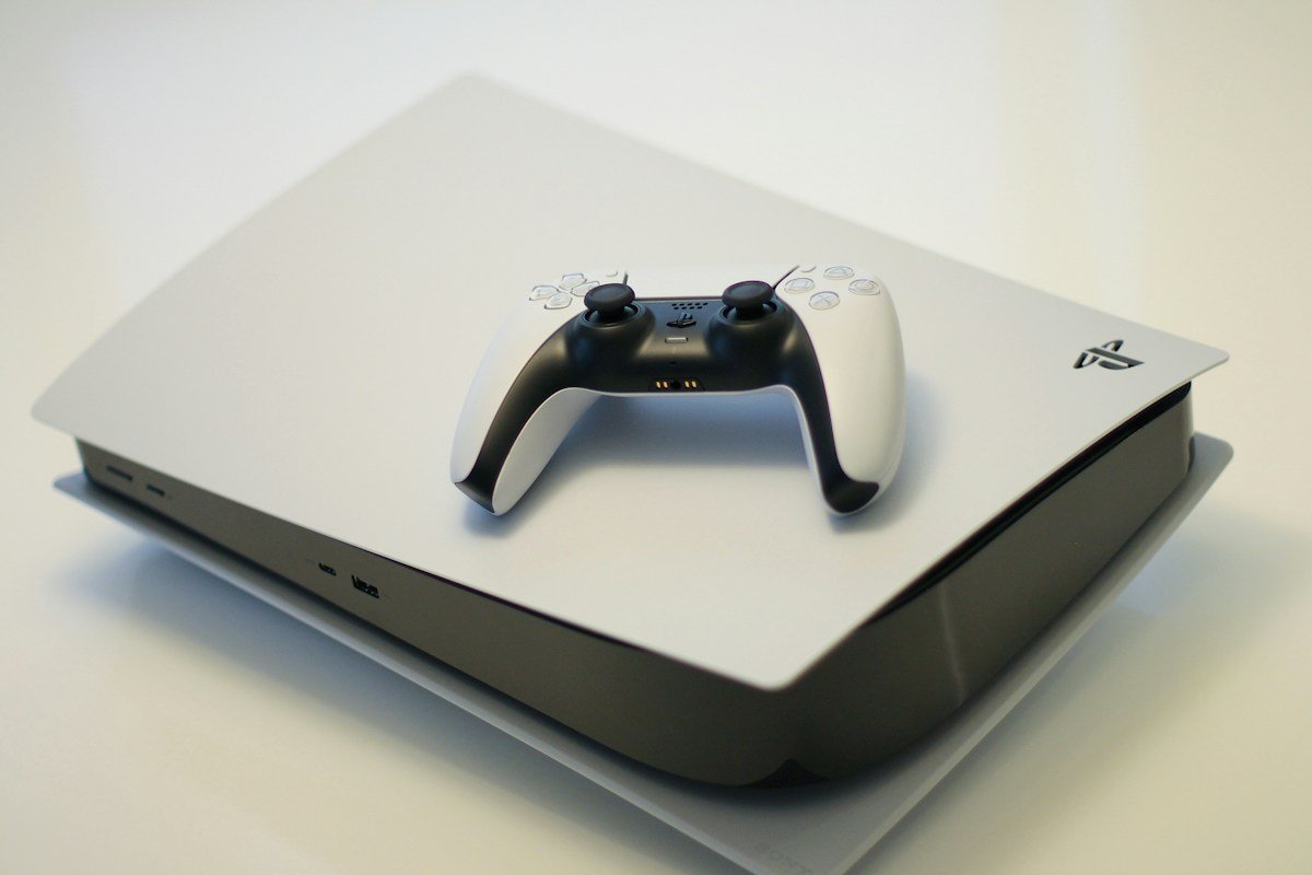 A white Sony PlayStation 5 console beside a DualSense controller, illustrating the reported 210 GB GTA VI PS5 download size; not an image of Grand Theft Auto VI gameplay or its official download listing.