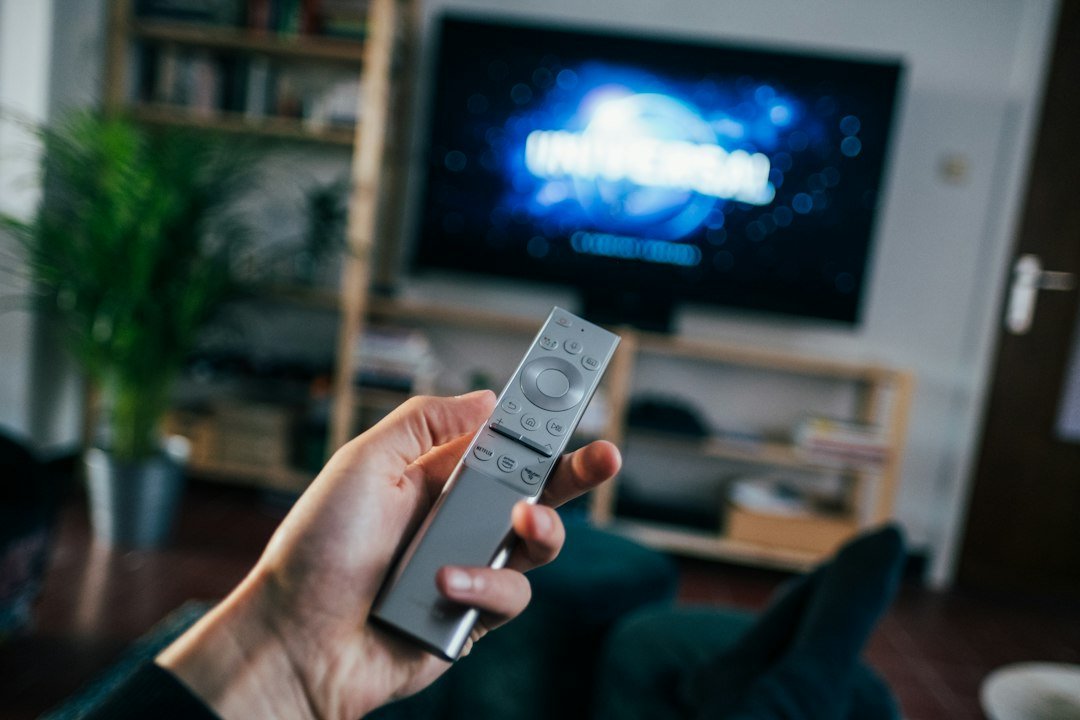 Modern smart television in a living room, illustrating questions about smart TV privacy and viewing-data tracking